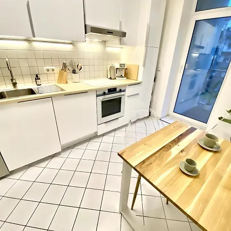 Apartment Modern & Spacious In Supreme Location