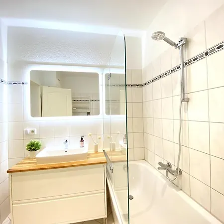Apartment Modern & Spacious In Supreme Location